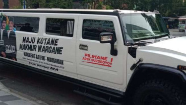 Mobil Hummer Limousine berstiker Machfud-Mujiaman di Posko Pemenangan MA-Machfud di Jalan Basuki Rahmat Surabaya.