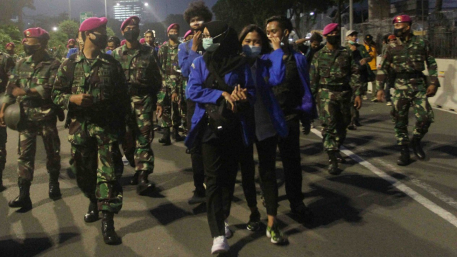 Marinir Kawal Pendemo Pulang_Demo Omnibus Law Cipta Kerja