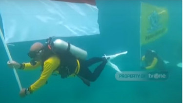 Bendera Golkar di bentangkan di bawah laut