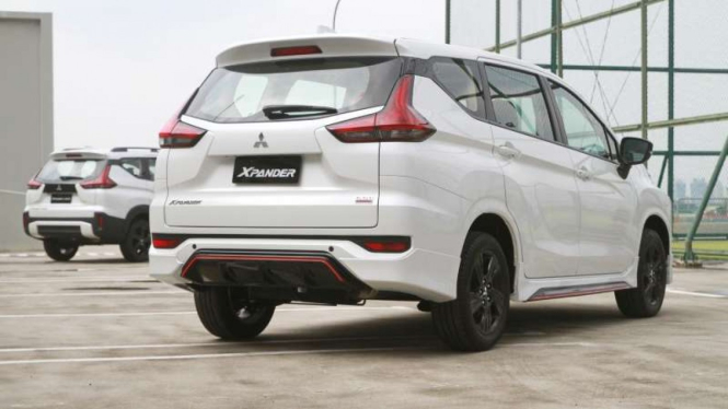 Ilustrasi Mitsubishi Xpander dan Xpander Cross Black Edition