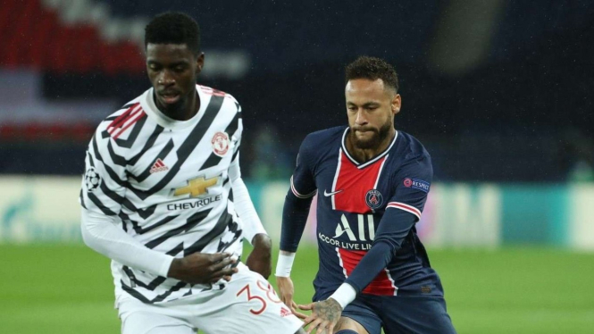 Bek Manchester United, Axel Tuanzebe saat menjaga Neymar