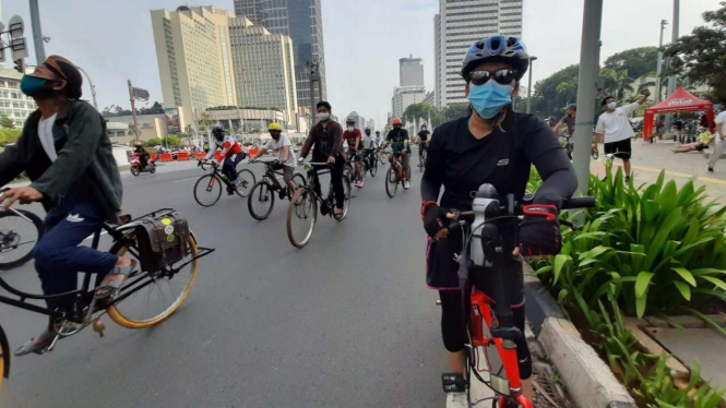Pesepeda saat melintas di Bundaran Hotel Indonesia.
