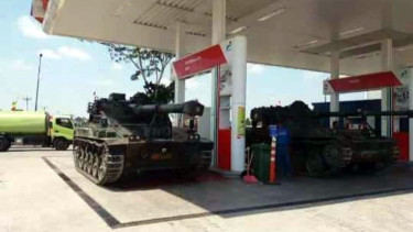 Tank TNI isi bahan bakar di SPBU Pertamina