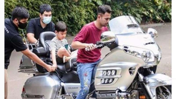 Raffi Ahmad menunggangi moge Honda Goldwing