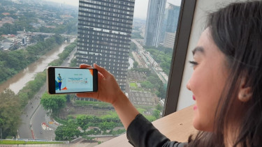 Pengusaha milenial sedang menyaksikan Acara Pengundian program Rekening Premium di Jakarta pada Rabu, 21 Oktober 2020.