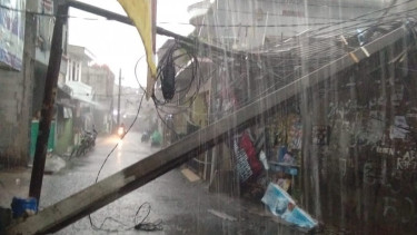 Tiang listrik roboh karena angin kencang di Kembangan.