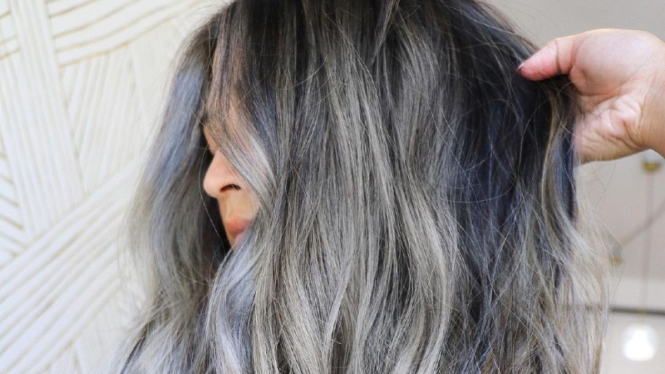 Warna rambut ash.