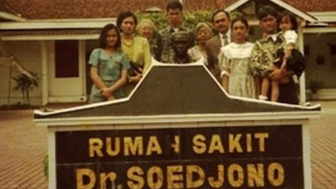 Sardjono Danardi dan keluarga berpose di depan rumah sakit yang dinamai dengan nama almarhum ayahnya.-SARDJONO DANARDI