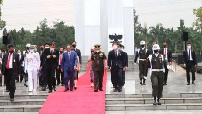 VIVA Militer : Pangdam Jaya dampingi PM Jepang di TMP Kalibata