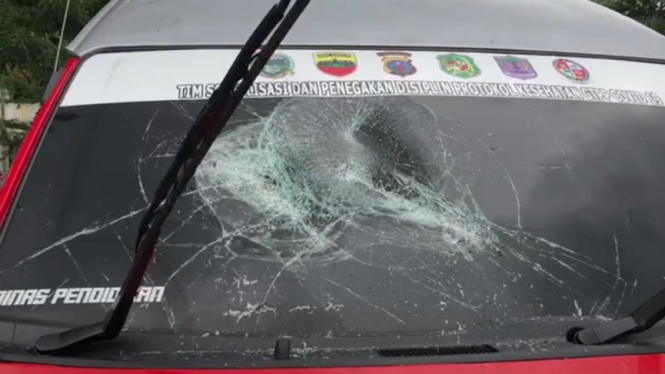 Mobil dilempar batu. (Foto ilustrasi)