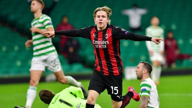 Pemain Milan, Jens Petter Hauge rayakan gol ke gawang Celtic