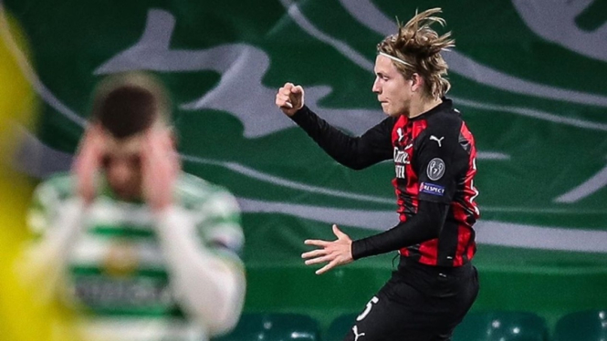 Pemain AC Milan, Jens Hauge merayakan gol ke gawang Glasgow Celtic
