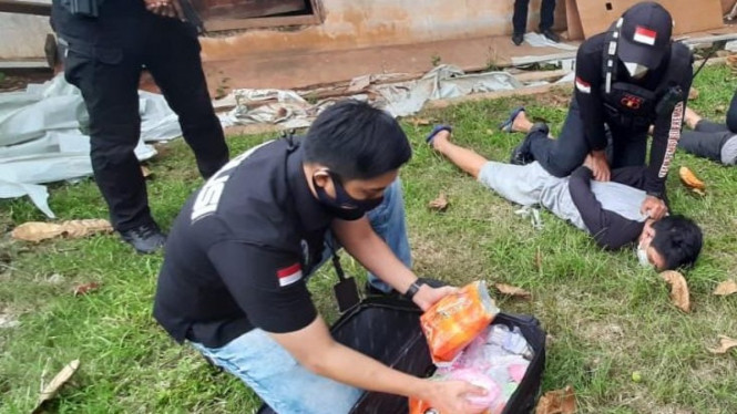 Polres Jakbar gagalkan pengelundupan 3 kg sabu dan 2000 ekstasi. 
