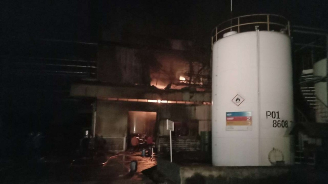 Pabrik kimia terbakar.