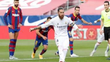 Bek Real Madrid, Sergio Ramos bobol gawang Barcelona.
