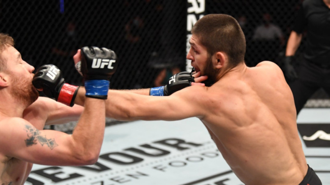 Hantaman Khabib Nurmagomedov ke Justin Gaethje di UFC 254
