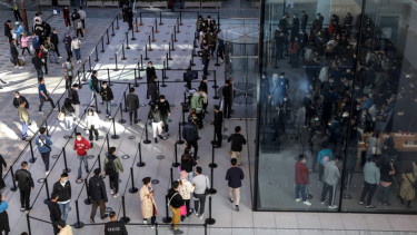 Antrean pembeli Apple iPhone 12 di Beijing, China