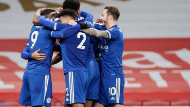 Pemain Leicester City rayakan gol Jamie Vardy