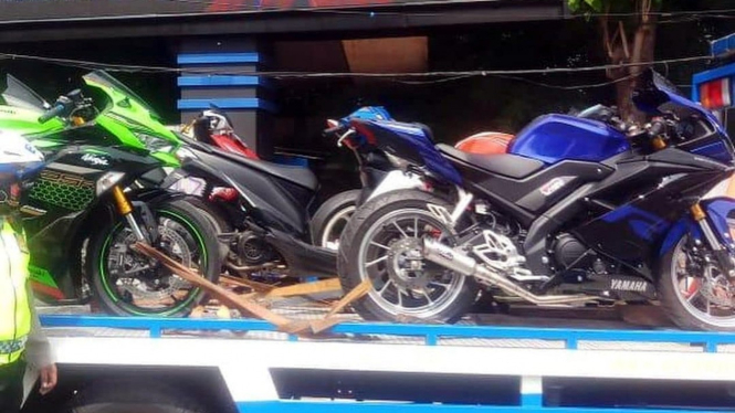 Kawasaki Ninja ZX-25R diangkut polisi