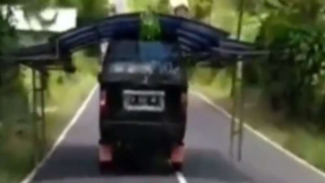 Mobil bawa atap kanopi 