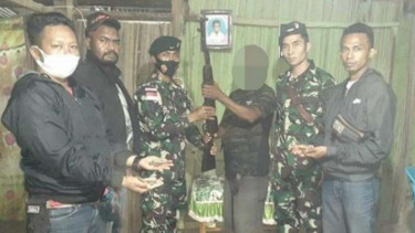 VIVA Militer : Mantan Milisi Timor Timur serahkan senjata kepada prajurit TNI AD