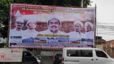 Baliho besar untuk menyambut kepulangan pemimpin FPI, Rizieq Shihab.