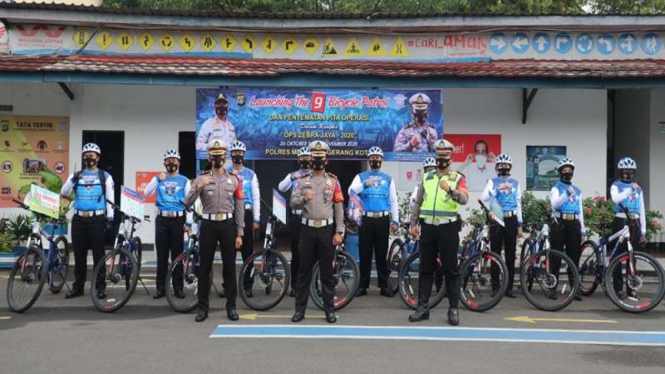 Polisi berpatroli dengan menggunakan sepeda