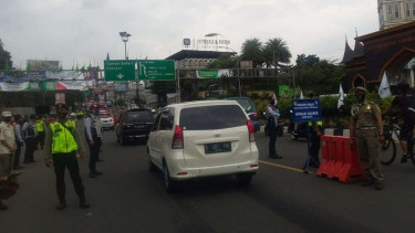 Aparat gabungan menggelar operasi yustisi untuk memastikan penerapan protokol kesehatan pencegahan penularan COVID-19 di Kabupaten Bogor, Jawa Barat, Senin, 26 Oktober 2020.