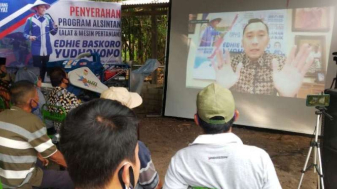 Ibas berdialog secara virtual dengan para petanai di Trenggalek dana Magetan.