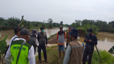 Petugas melakukan koordinasi penanganan banjir di Kebumen