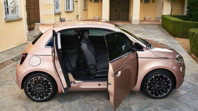 Desain pintu unik di mobil listrik Fiat 500e 3+1