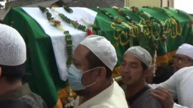 Ribuan orang menyambut jenazah Gubernur Tandingan Ahok, Fahrurrozi Ishaq.