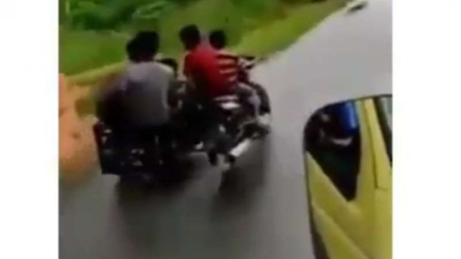 Anak-anak berkendara sepeda motor di jalan