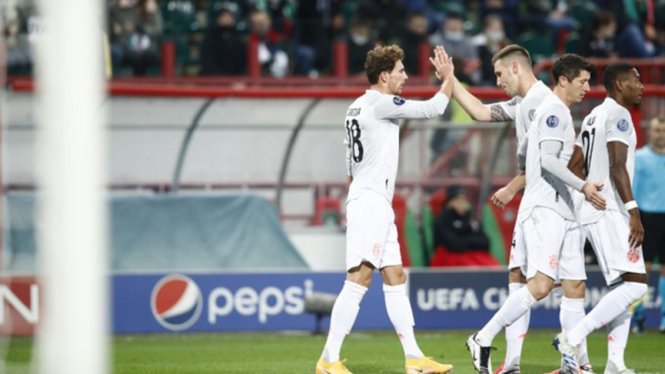 Para pemain Bayern Munich rayakan gol Leon Goretzka ke gawang Lokomotiv Moscow.