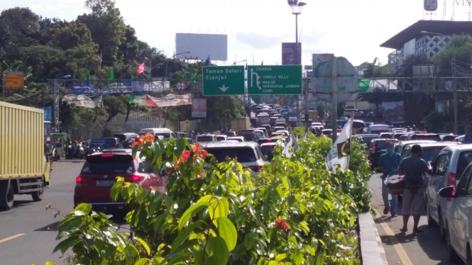 Arus lalu lintas ke puncak Bogor mulai padat di hari pertama libur panjang.