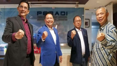 Ketua Umum Peradi Otto Hasibuan (dua dari kiri)