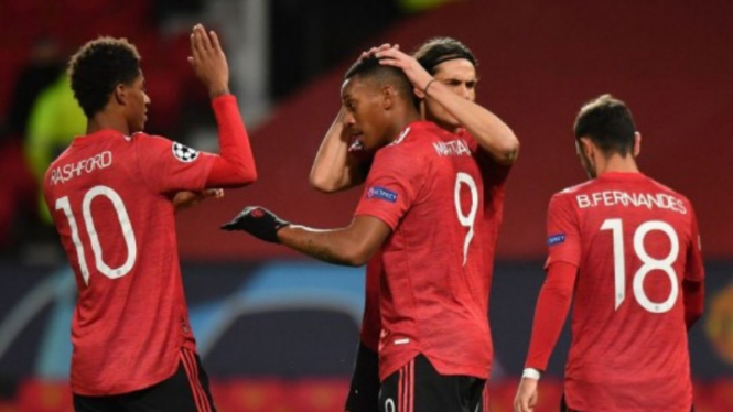 Para pemain Manchester United rayakan gol Anthony Martial