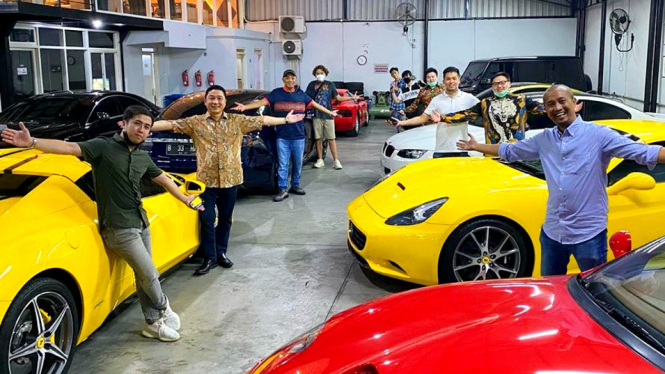 Deretan armada mobil sport crazyrich Surabaya