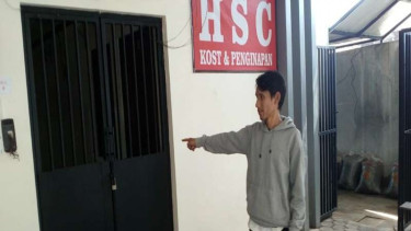 Saksi menunjukan lokasi kejadian kasus remas payudara di Depok
