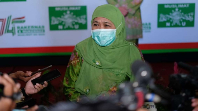 Ketua Umum Muslimat NU Khofifah Indar Parawansa usai pembukaan Rapat Kerja Nasional dan Musyawarah Kerja Nasional Muslimat NU di Kota Batu, Jawa Timur, Kamis, 29 Oktober 2020.