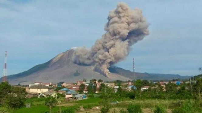 Gunung Sinabung di Kabupaten Karo saat erupsi dan menyemburkan abu vulkanik. (ilustrasi)