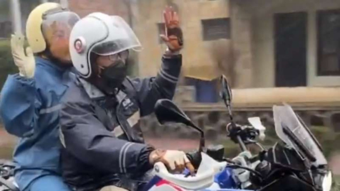 Ridwan Kami dan istrinya Atalia Praratya saat touring memakai moge.