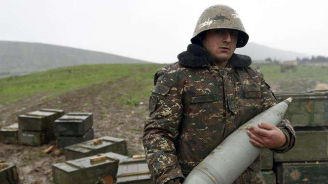 VIVA Militer: Tentara Armenia membawa peluru artileri