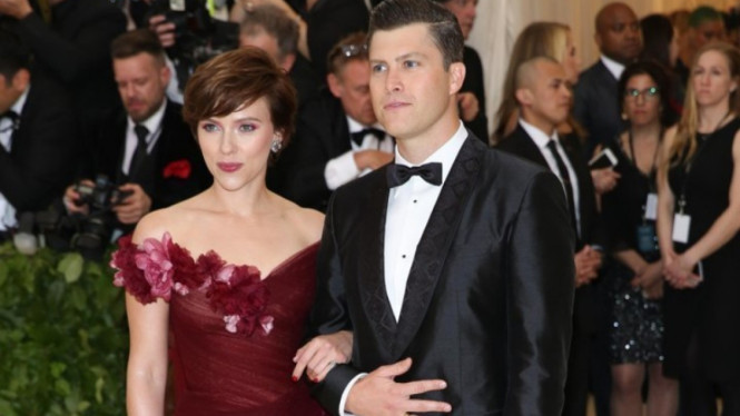Scarlett Johansson dan Colin Jost.