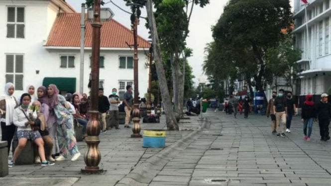 Suasana pengunjung menikmati libur panjang di kawasan Kota Tua, Jakarta Barat.
