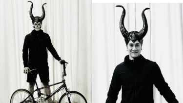 Vino G Bastian berpose dengan karakter Maleficent.
