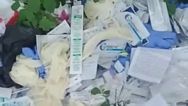 Limbah medis yang didominasi alat bekas uji swab dan rapid test untuk COVID-19 dibuang oleh orang tak dikenal di tepi Jalan Desa Suka Indah, Sukakarya, Kabupaten Bekasi, Jawa Barat, Sabtu, 31 Oktober 2020.