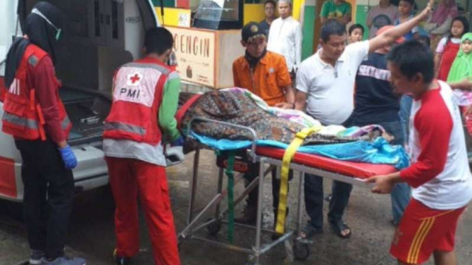Jasad Muslih dibawa keluarga untuk dikebumikan.
