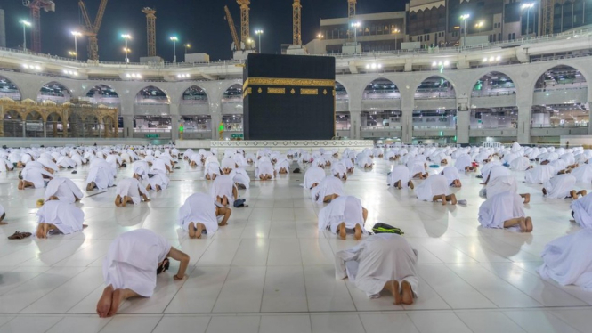 Umat Islam tetap menjaga jarak sosial yang aman ketika menjalankan ibadah Umrah di Masjidil Haram pada 1 November 2020.-Reuters