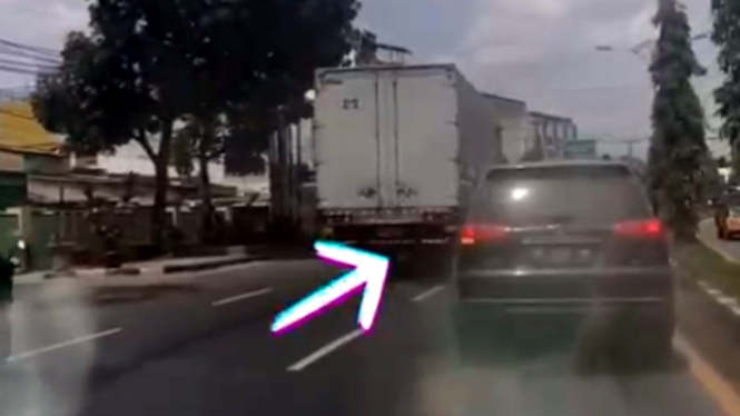 Detik-detik Pajero Sport pecah ban saat mendahului truk.
